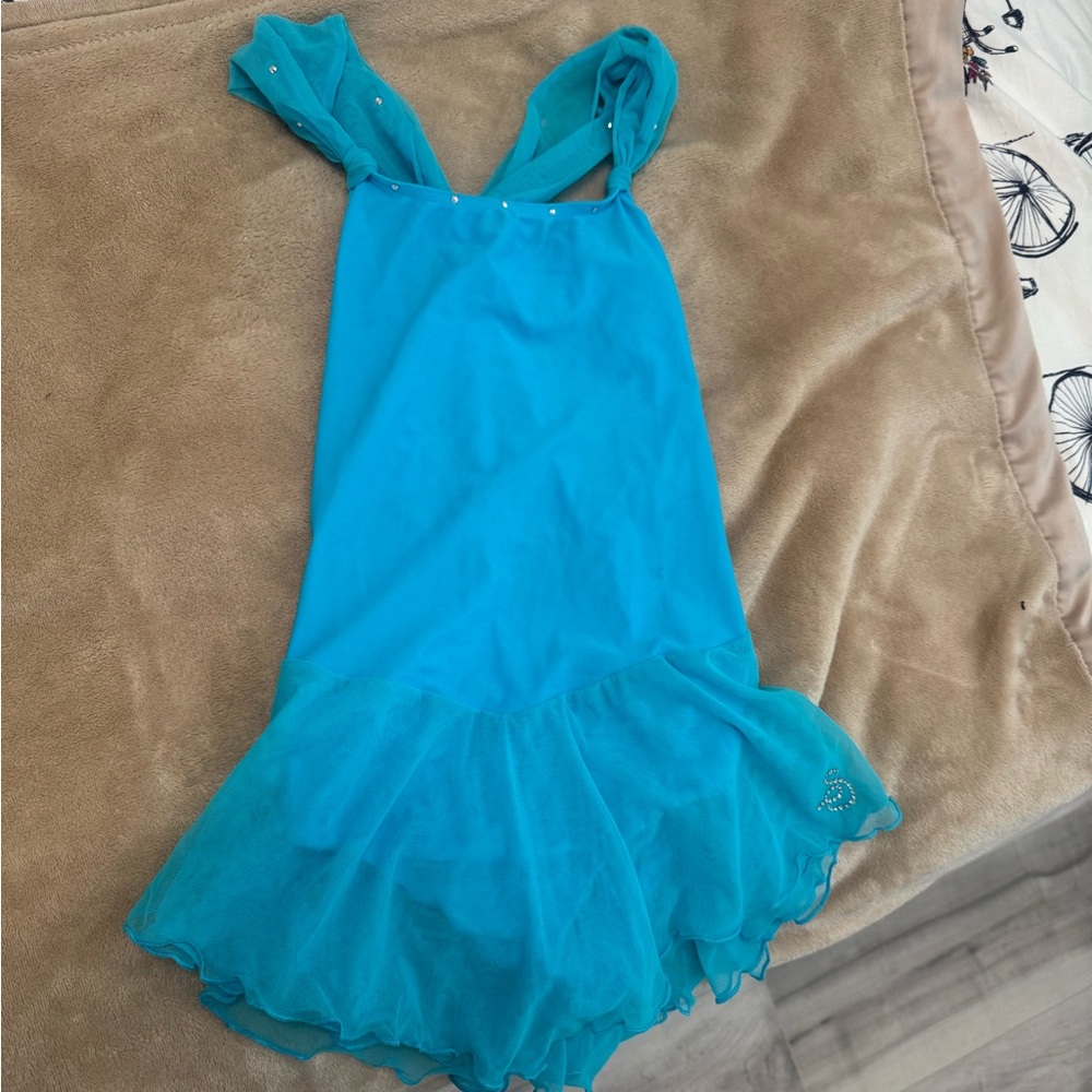 Blue Dance Costume with Sleeveless Design and Flared Skirt
